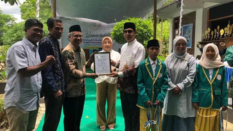 Dua Guru Besar Luncurkan Alamtara Islamic School di Bima